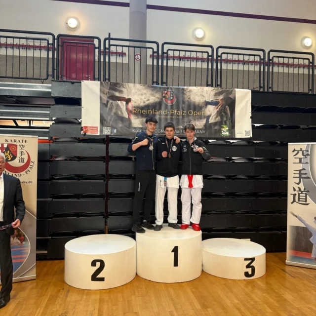 Oleh Podgainyi gewinnt int. Rheinland-Pfalz Open 2025 in Koblenz

Am Samstag traten unsere Athleten bei den internationalen Rheinland-Pfalz Open in Koblenz an.
Starke Konkurrenz war unter anderem aus Belgien, Luxemburg, Schweiz und den Niederlanden vertreten.

Trotz teilweise umstrittener Kampfrichterentscheidungen konnten unsere Sportler hervorragende Ergebnisse erzielen:

Platzierungen: 🥇🥈🥈🥈🥉🎗️

1. Platz: Oleh Podgainyi
2. Platz: Leandro Rychter
2. Platz: Larie Löher
2. Platz: Denys Kolesnikov
3. Platz: U16-Team (Lennart, Oleh, Denys)
5. Platz: Frida Sroka

In der Vorrunde überzeugten Frida Sroka, Denys Kolesnikov, Leandro Rychter und Larie Löher mit starken Leistungen und zogen in die KO-Phasen ein. 

Oleh Podgainyi dominierte seine Kategorie und gewann alle seine Kämpfe souverän 

Wir gratulieren allen Teilnehmenden zu ihren Erfolgen!

#kumite #KarateUnionMecklenburgVorpommern
#mv #saiko #rheinlandpfalzopen #karate #wettkampf #teamleistung #karatekoblenz