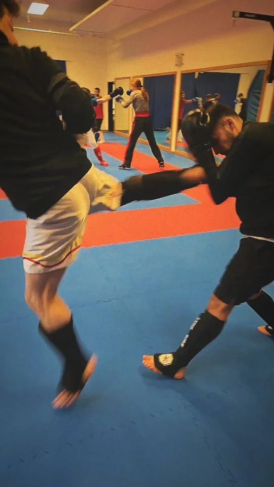 Sparring an Karfreitag -

Zusätzlich zum regulären Training gibt es in Zukunft regelmäßig freie Kickbox-Sparrings für unsere Mitglieder. Eine starke Möglichkeit, Techniken unter realen Bedingungen zu festigen und weiterzukommen.

#svcnkickboxen #sparring #kickboxing #sports #fitness #boxen #hamburgbergedorf