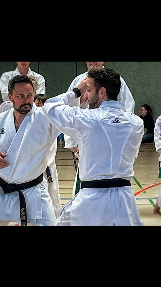 Ein intensives Wochenende mit einer Vielzahl an Angeboten – von der Kampfrichter- und Prüferausbildung über Kata für alle Altersklassen bis hin zu Kumite für Trainer und Athletiktraining. Baris Yildiz leitete die Kumite-Einheiten, das Kumite für Trainer sowie das Athletiktraining. Hier einige Ausschnitte aus diesen Modulen.

Wir trafen viele motivierte Karateka aus den verschiedenen Vereinen. 

Danke an jeden, der dabei war! Ganz besonderes Dankeschön für die Unterstützung von @bushido_dargun_e.v und dem Landesverband KUMV - Wir kommen gerne wieder! 

#karateunionmecklenburgvorpommern #kumv #seminar #kata #kumite #kumvb