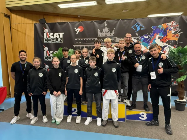 Erfolge beim Internationalen Karate Cup 2025 in Berlin

Unsere Athletinnen und Athleten konnten sich beim stark besetzten Turnier mit Teilnehmenden aus der Ukraine und Lettland erfolgreich durchsetzen. Für einige unserer Nachwuchs-Athleten war es der erste große Auftritt gegen starke Konkurrenz und der nächste Schritt in ihrer Entwicklung. 

1. Plätze:
Lennart Castells
Jakob Anbergen 
Carla Vaskov
Mila Menk (im Team mit Goslar)

2. Plätze:
Lennart Castells (Open Class)
Kyryll Kolesnikov
U14 Team: Lennart, Henry, Jonas

3. Platz:
Henry Schönberg

5. Platz: 
Mila Menk 

7. Platz
Katya Podgainya

Herzlichen Glückwunsch an das gesamte Team!

#svcnkarate
#SaikoKarate #kumite #karate #kumiteteam #karateunionmecklenburgvorpommern #karatebergedorf #hamburgbergedorf #fight #spirit #succes #sports