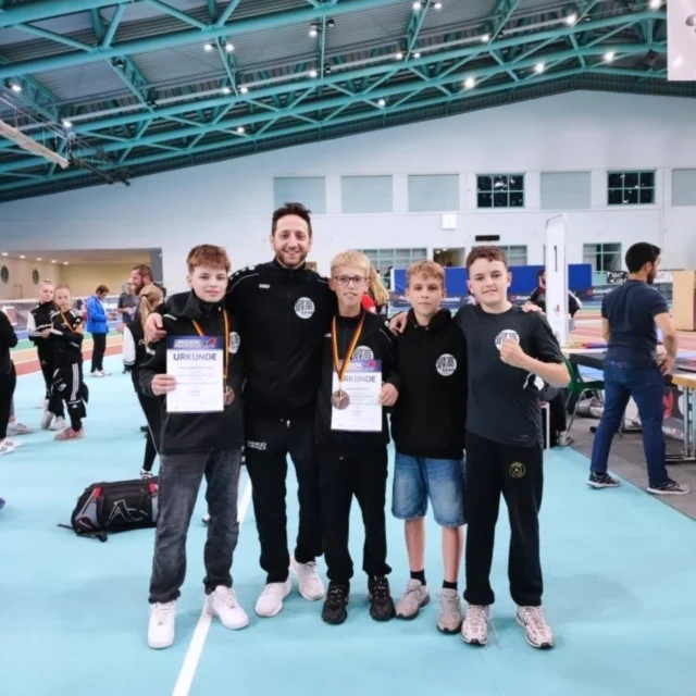 Deutsche Meisterschaft der Schüler:
Vier Starter – zwei Medaillen gehen nach Mecklenburg-Vorpommern!

Jonas Brandstetter und Jakob Anbergen setzten sich im kleinen Finale durch und holen jeweils Bronze!

Starke Kämpfe, starke Nerven – wir sind stolz auf alle Mitgereisten!

 #SaikoKarate #KarateUnionMecklenburgVorpommern #DeutscheMeisterschaft #BronzeGewinner #Kumite #KarateKids #TeamKarate #KarateBergedorf #DojoLife #SVCNKarate