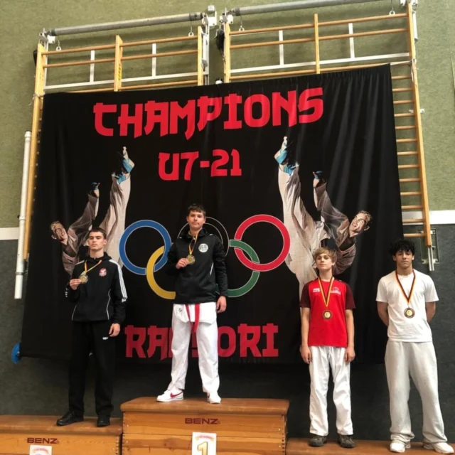 Zwei Starter beim U21-Randori: 🥇🥉

Oleh Podgainyi gewinnt erneut int. U21 Randori und setzt sich gegen internationale Konkurrenz durch. Hart umkämpft! Lennart Castells erreicht Platz 3! 

Herzlichen Glückwunsch! Wir sind stolz auf euch 💪🏼

@saiko.karate
@olehpodgainyi 
@lennart.castells 
@moicsacha 
@sm211953 
@dmitrypodgayniy 
@svcn_von_1919_ev

#karate #kumite #u21randori #turnier #gold #bronze #SVCNKarate #SaikoKarate #fight